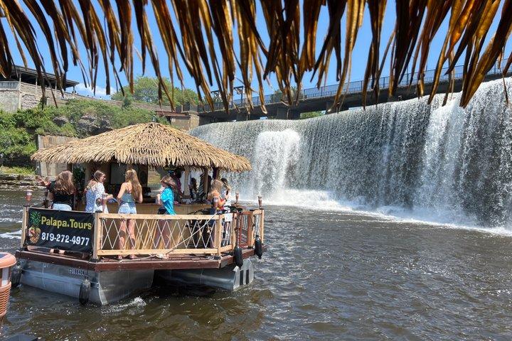 Moana Tiki Bar flotante en el río Ottawa