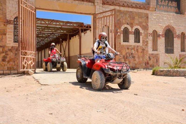 3 ore Deserto Quad Biking e villaggio beduino con Camel Riding