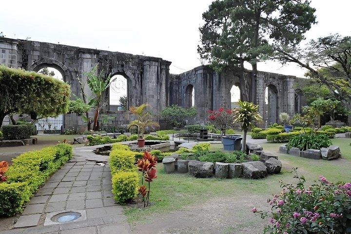 Ujarras Orosí and Basilica Ruins Tour from San Jose