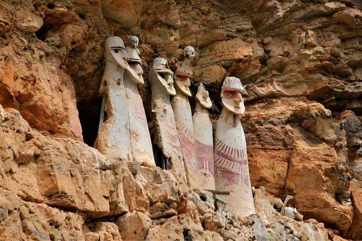 カラヒアのサルコファギとキオクタ洞窟はチャチャポヤを発見