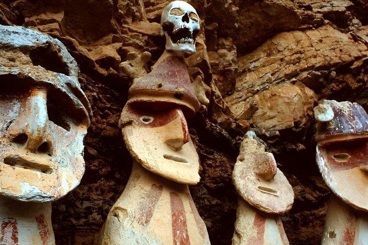 カラヒアのサルコファギとキオクタ洞窟はチャチャポヤを発見