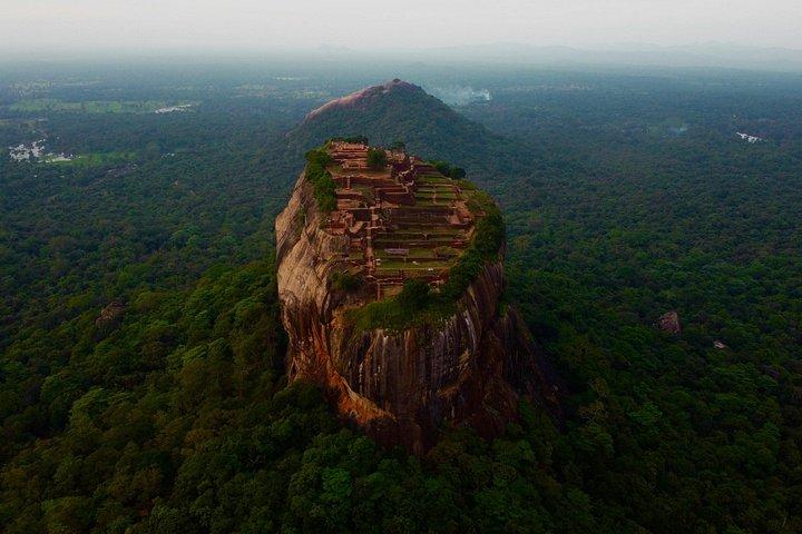 コロンボ発シギリヤ日帰り旅行：ライオンロック、ダンブッラ洞窟寺院