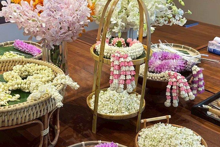 Taller de guirnaldas de flores tailandesas en el mercado de Pak Khlong Talat