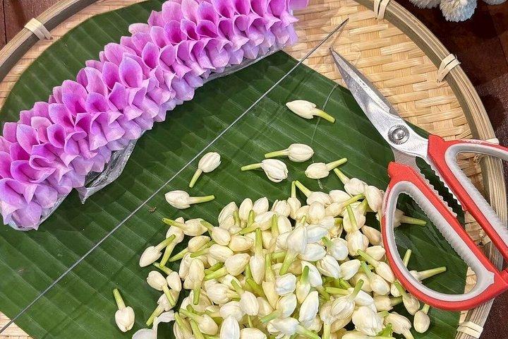 パーククローンタラート市場でのタイフラワーガーランドワークショップ