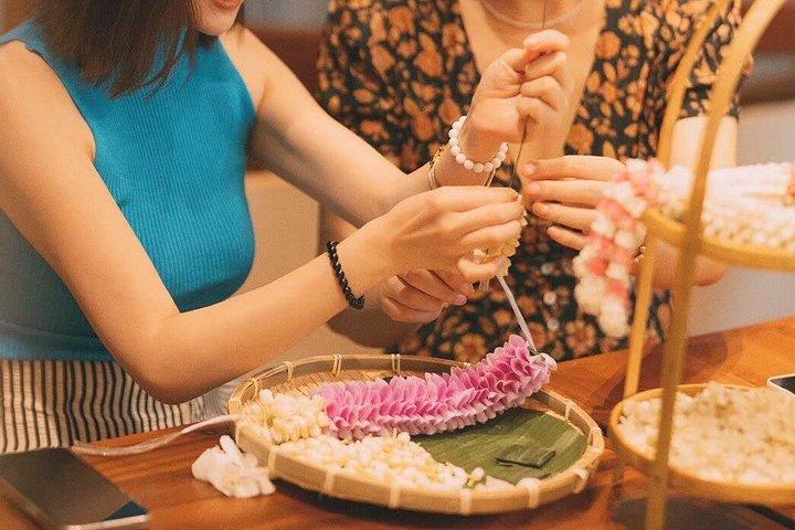 パーククローンタラート市場でのタイフラワーガーランドワークショップ