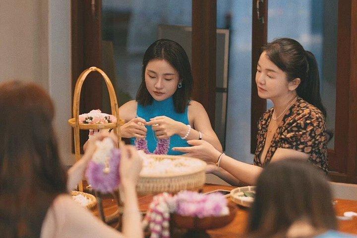 パーククローンタラート市場でのタイフラワーガーランドワークショップ