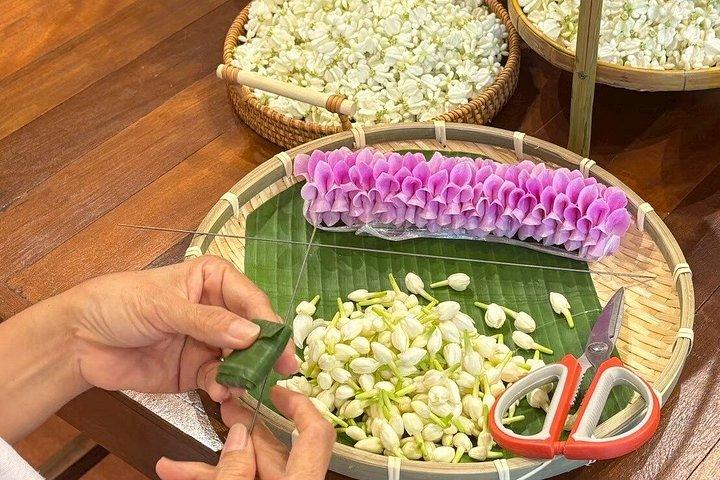 パーククローンタラート市場でのタイフラワーガーランドワークショップ