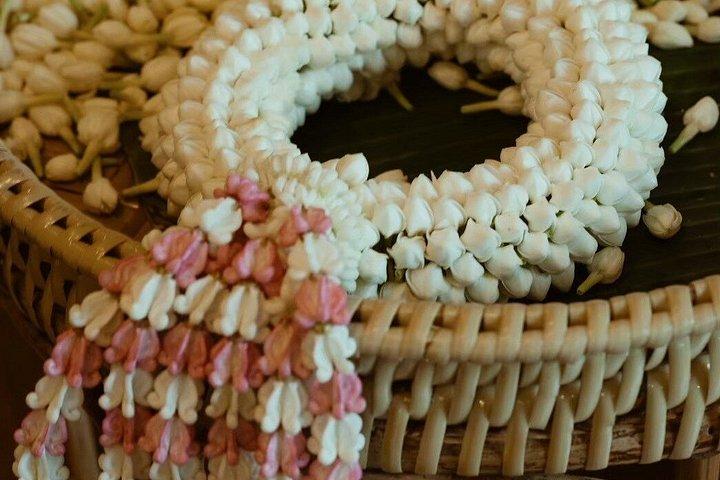 パーククローンタラート市場でのタイフラワーガーランドワークショップ