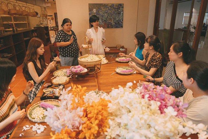 パーククローンタラート市場でのタイフラワーガーランドワークショップ
