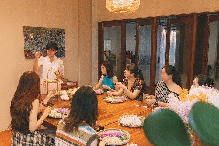 パーククローンタラート市場でのタイフラワーガーランドワークショップ