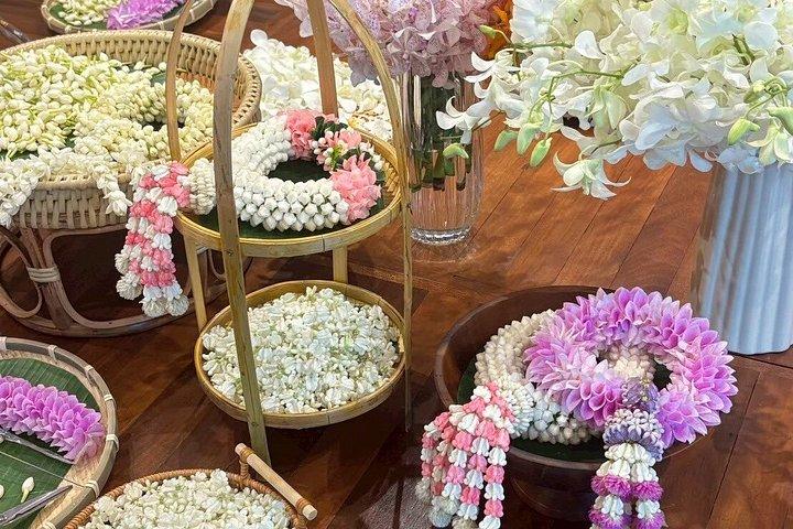 パーククローンタラート市場でのタイフラワーガーランドワークショップ