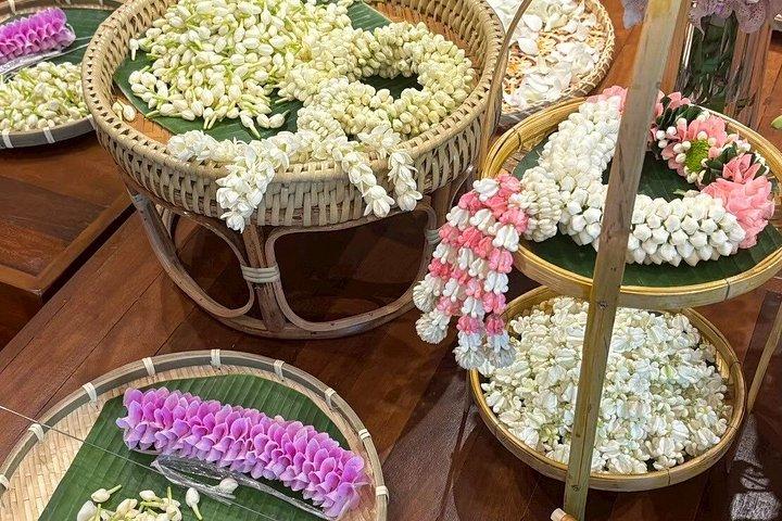 パーククローンタラート市場でのタイフラワーガーランドワークショップ
