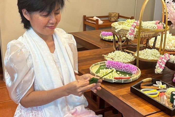 パーククローンタラート市場でのタイフラワーガーランドワークショップ