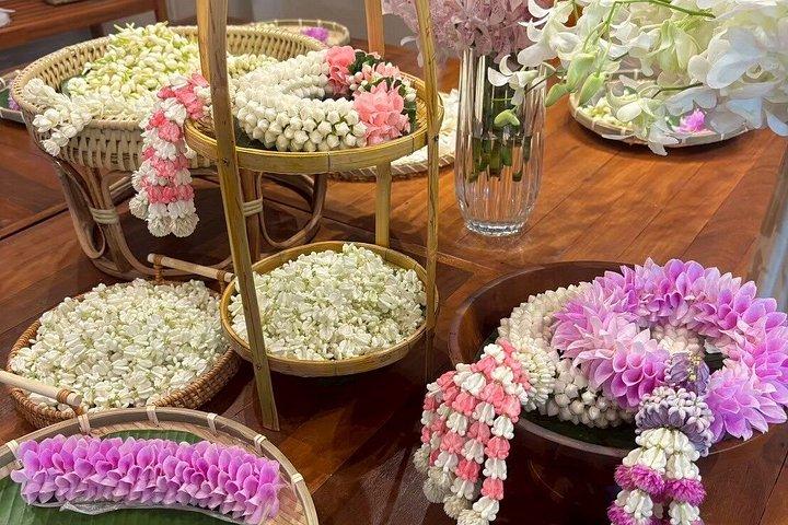 パーククローンタラート市場でのタイフラワーガーランドワークショップ