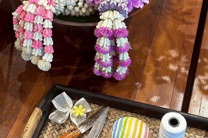 パーククローンタラート市場でのタイフラワーガーランドワークショップ