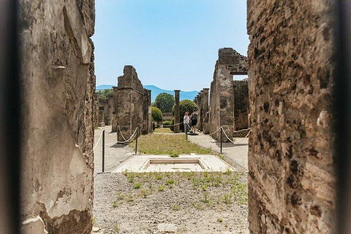ローマ発ポンペイ、アマルフィ海岸、ポジターノ日帰り旅行