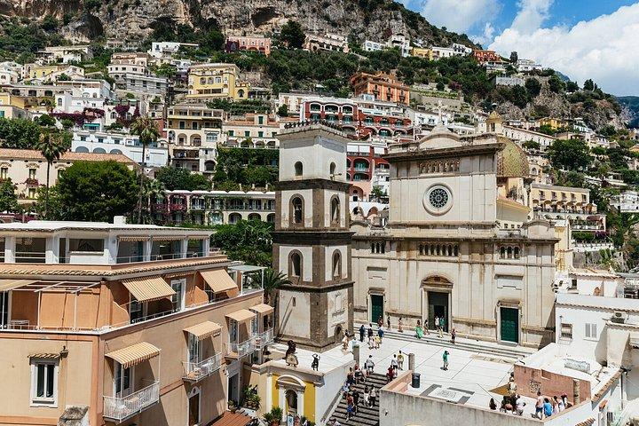 ローマ発ポンペイ、アマルフィ海岸、ポジターノ日帰り旅行