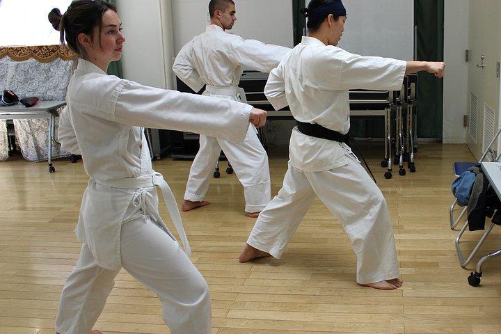 東京: 元全日本チャンピオンとの空手体験