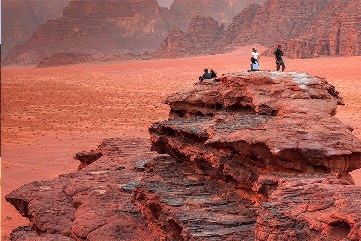 Excursión privada de un día completo al valle de la luna de Wadi Rum y el mar Muerto desde Ammán