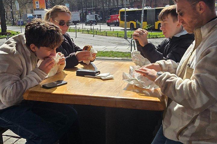 真のベルリン ― セグウェイで巡るナイトライフ ― 食と歴史