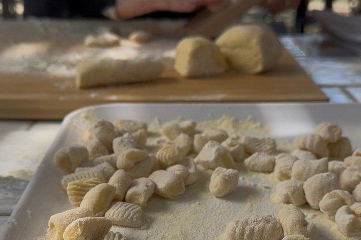 マッサ・ルブレンセでのイタリア語料理教室は真の家族体験
