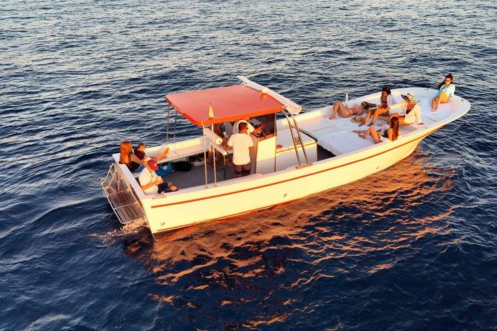 Half-Day Boat Tour Full Island Circle and Multilingual Guide