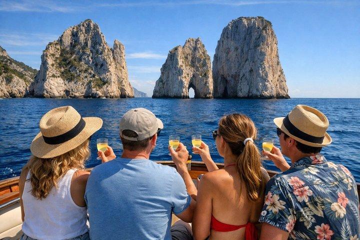 Liten grupp Capri båttur: Havsgrottor, simning och Limoncello