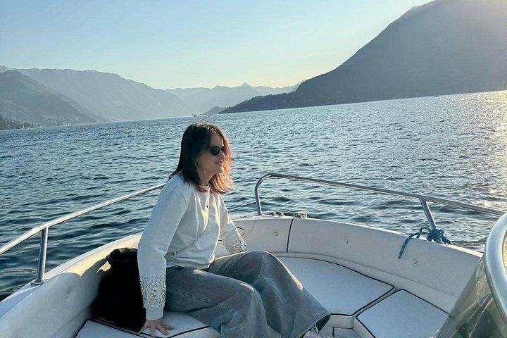 コモ湖での無免許ボートレンタル（ヴァレンナ発）