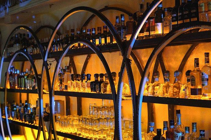 コロンビアのカルタヘナでの土曜の夜のバー巡り