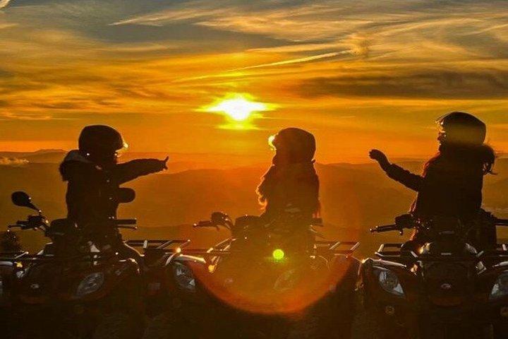 Deserto di Marrakech Agafay Quad Bike, Camel Ride Tramonto, Cena spettacolo