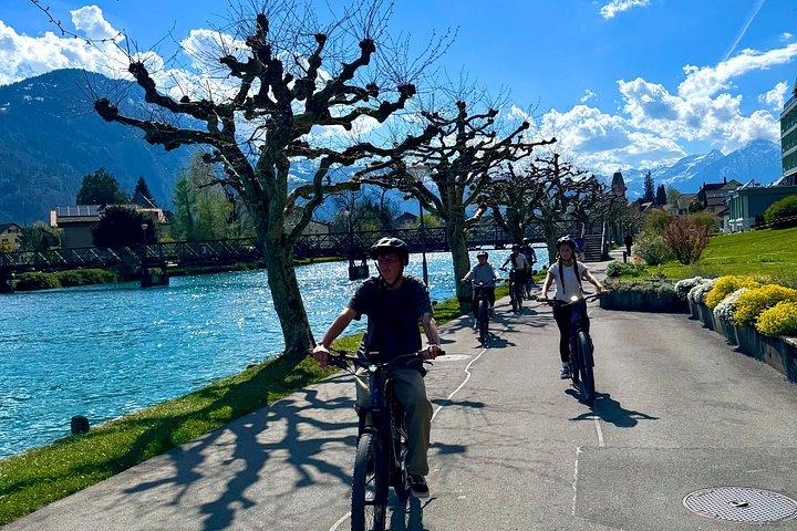 ディスカバーインターラーケンEバイクツアー-湖跡と絶景