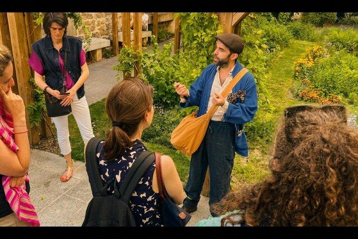 ユニークなモンマルトル19世紀ツアー：俳優とタイムトラベル
