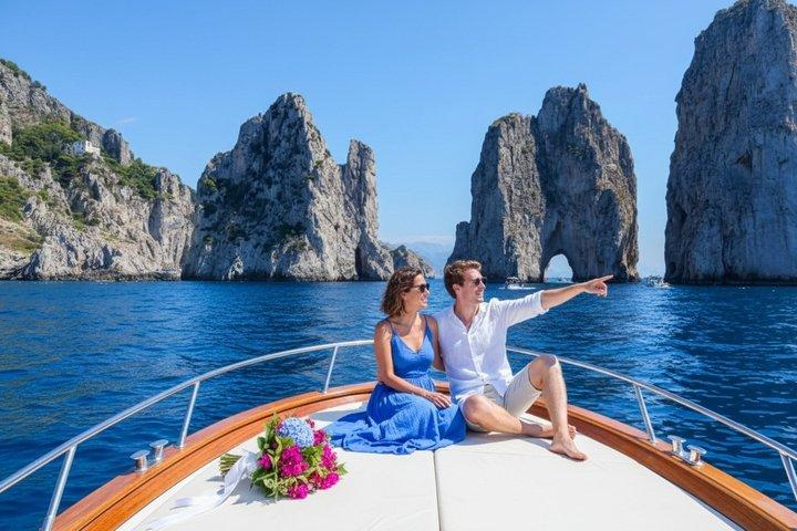 Capri in Barca: Tour Semi-Privato con Capitano Locale