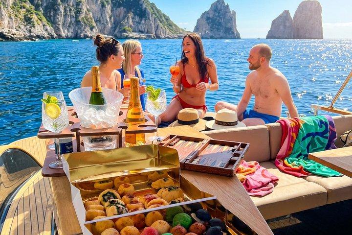 Passeio de barco com tudo incluído em Capri com visita à cidade
