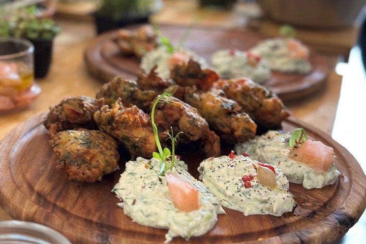 サントリーニ島の伝統的な洞窟住居で料理教室！