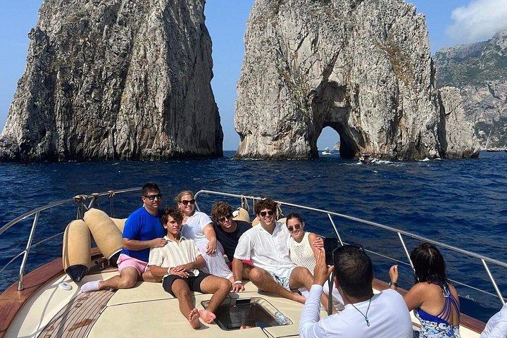 フラテッリ・アプレア36 HTでのプライベートカプリボートツアー