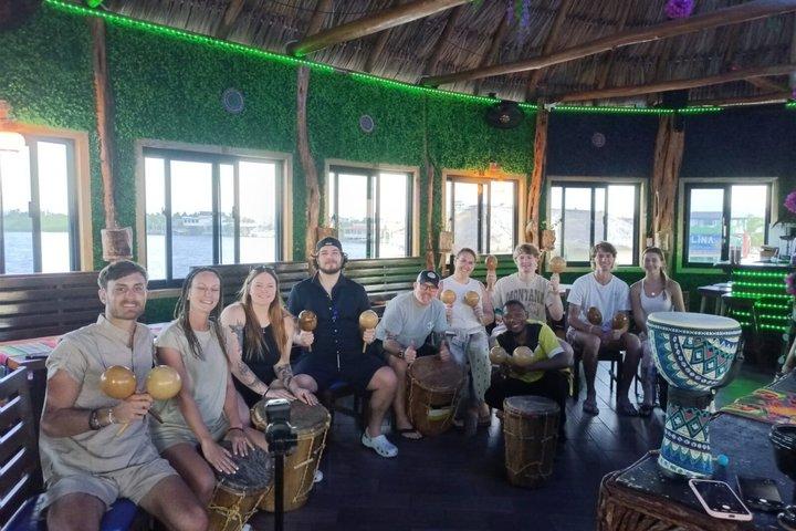 Overwater Garifuna Classe de bateria no The Mayan