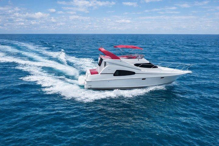 バービーピンクのマイアミヨットレンタル｜ジェットスキー2台無料｜プライベートボート