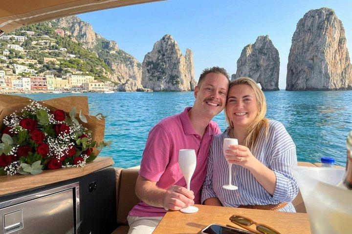 Capri an einem Tag: Bootstour + Stadtbesichtigung + offene Bar + Brunch