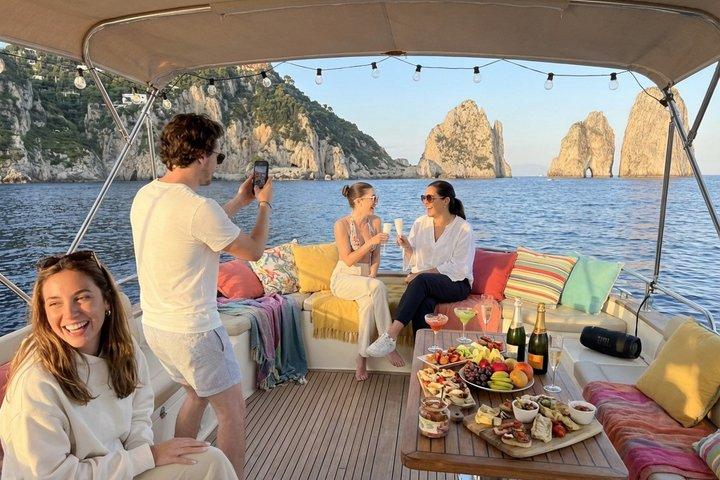 Capri an einem Tag: Bootstour + Stadtbesichtigung + offene Bar + Brunch