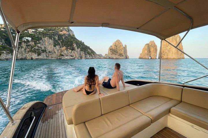 Capri an einem Tag: Bootstour + Stadtbesichtigung + offene Bar + Brunch