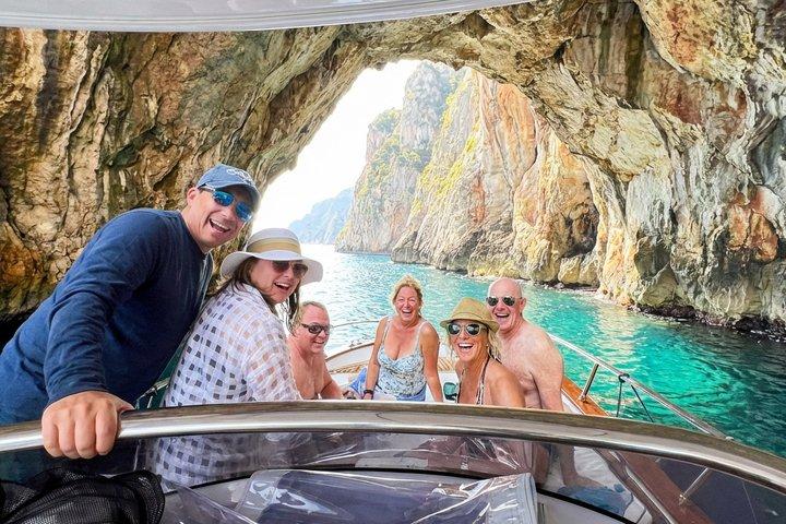 All-Inclusive-Bootstour in Capri mit Stadtbesuch