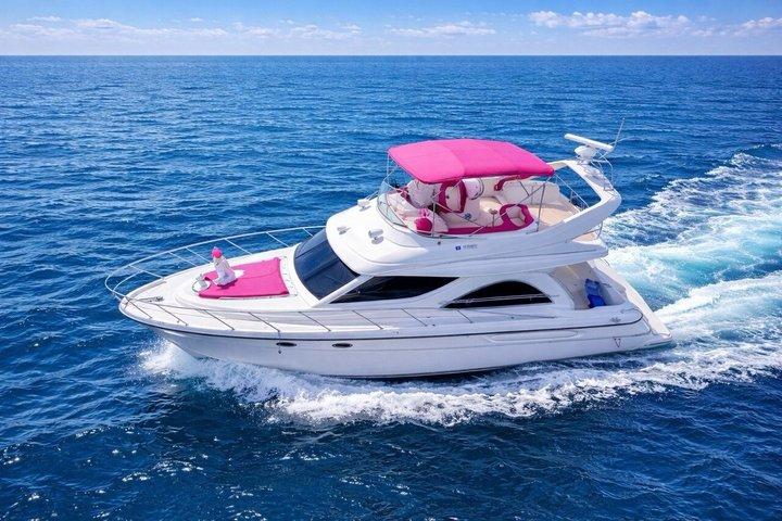 Pink Yacht Rental | 2 kostenlose Jetskis | Bootsverleih Miami | Bis 13 Personen
