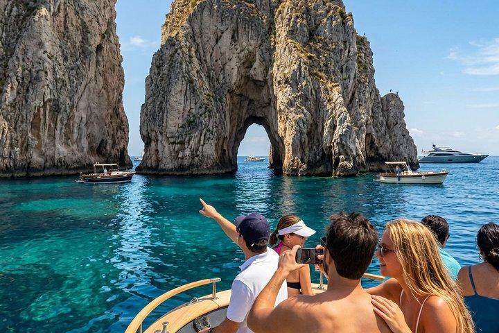 Vanuit Positano : Elite Capri Boat Day Gratis bar, brunch en stadswandeling