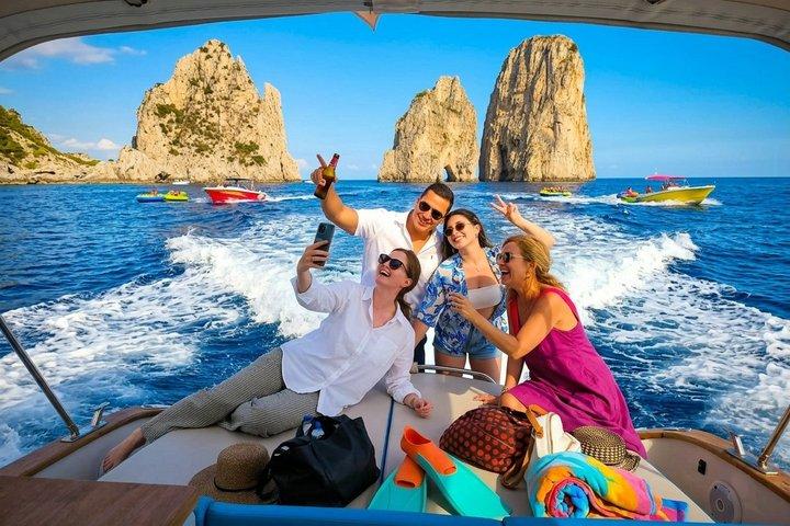 Tour todo incluido en barco Capri y City Tour desde Sorrento