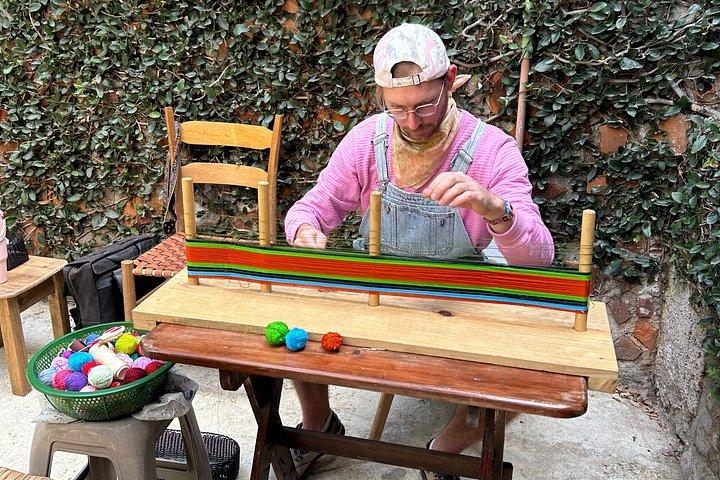 アンティグアグアテマラでバックストラップの織機を作る