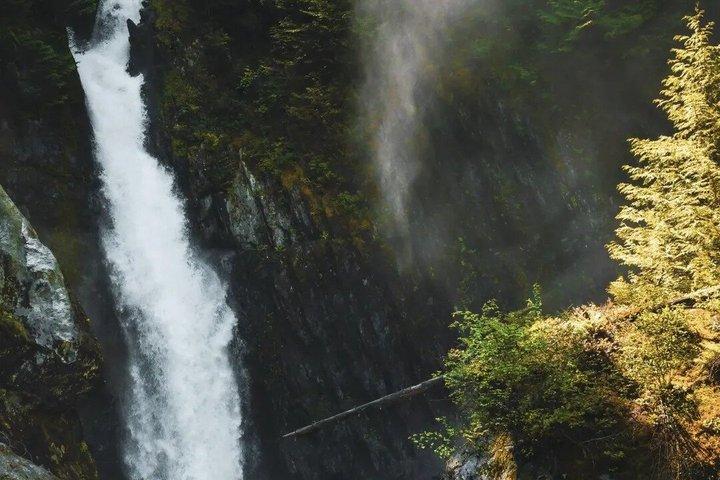 Giro in barca di Vancouver Granite Falls · Classe Comfort 3 Stelle