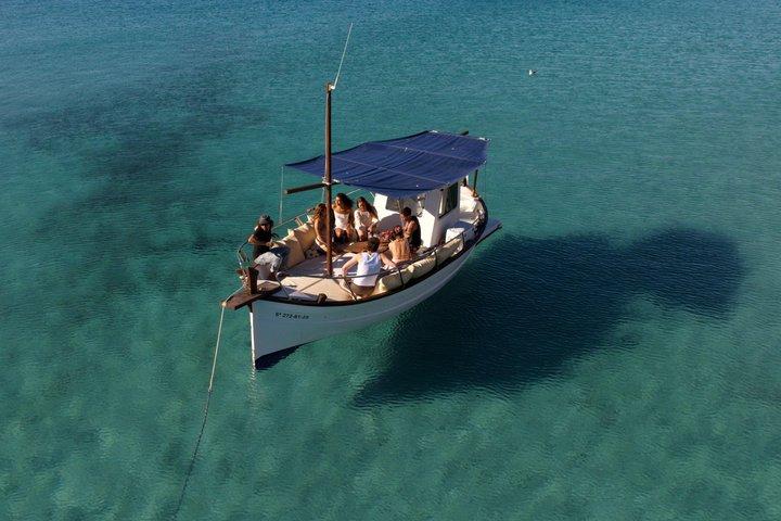 Passeio de barco privado de 4 horas pelas enseadas de Ibiza
