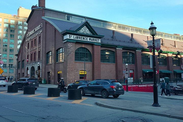 Toronto Iconic Core and Landmarks Walking Tour