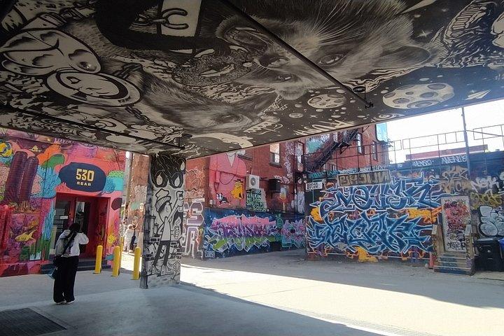 Toronto Iconic Core and Landmarks Walking Tour